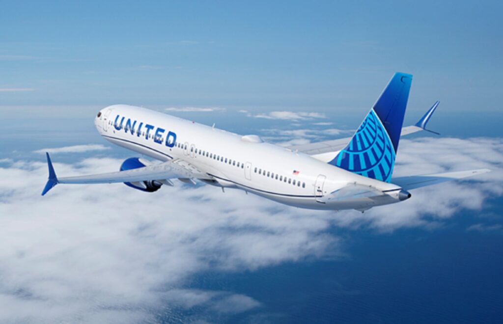 United B737-10