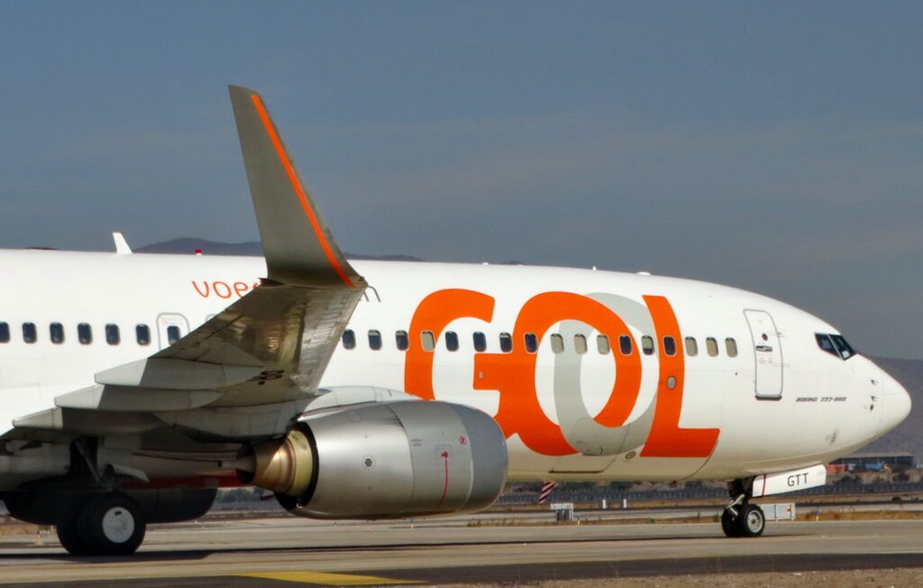 GOL B737-800 front