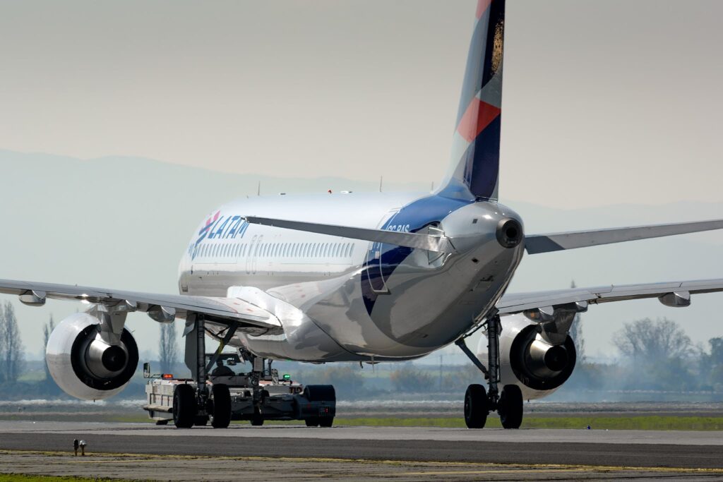 LATAM A320 tractado SCL