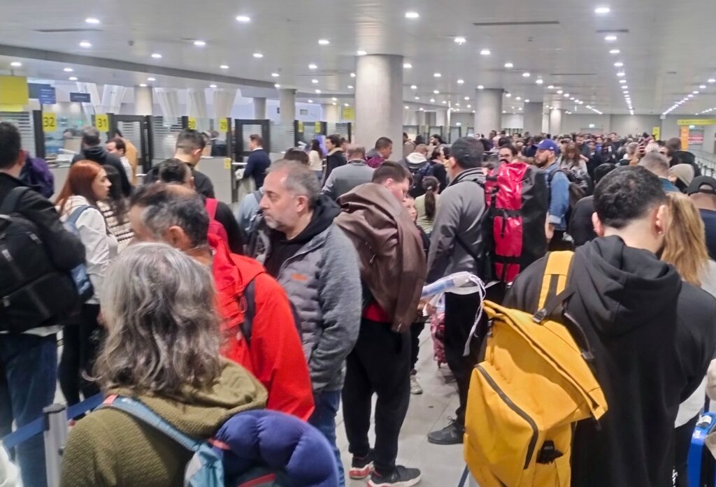 problemas aeropuerto Santiago migración